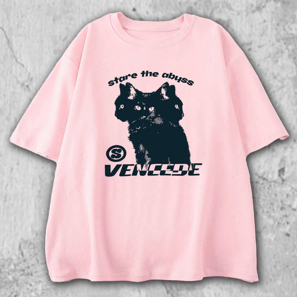 3匹の黒猫のイラストがプリントされたTシャツのピンク