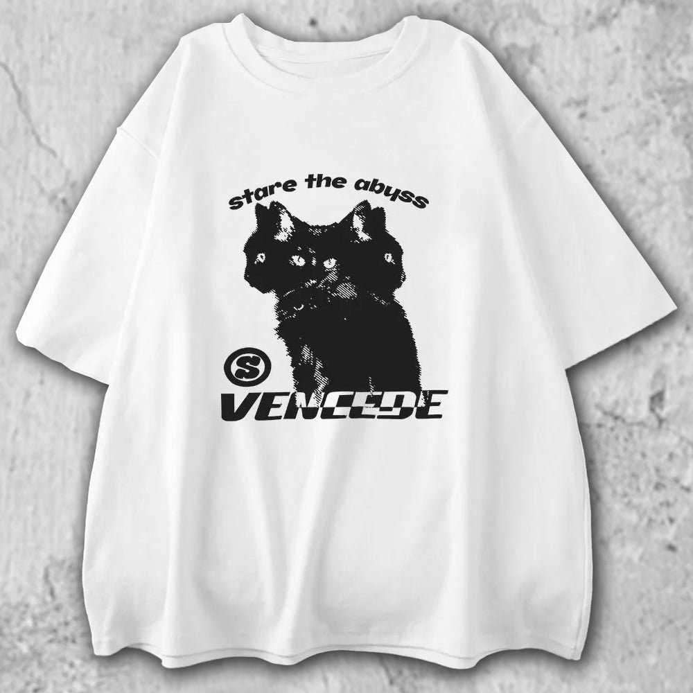3匹の黒猫のイラストがプリントされたTシャツの白