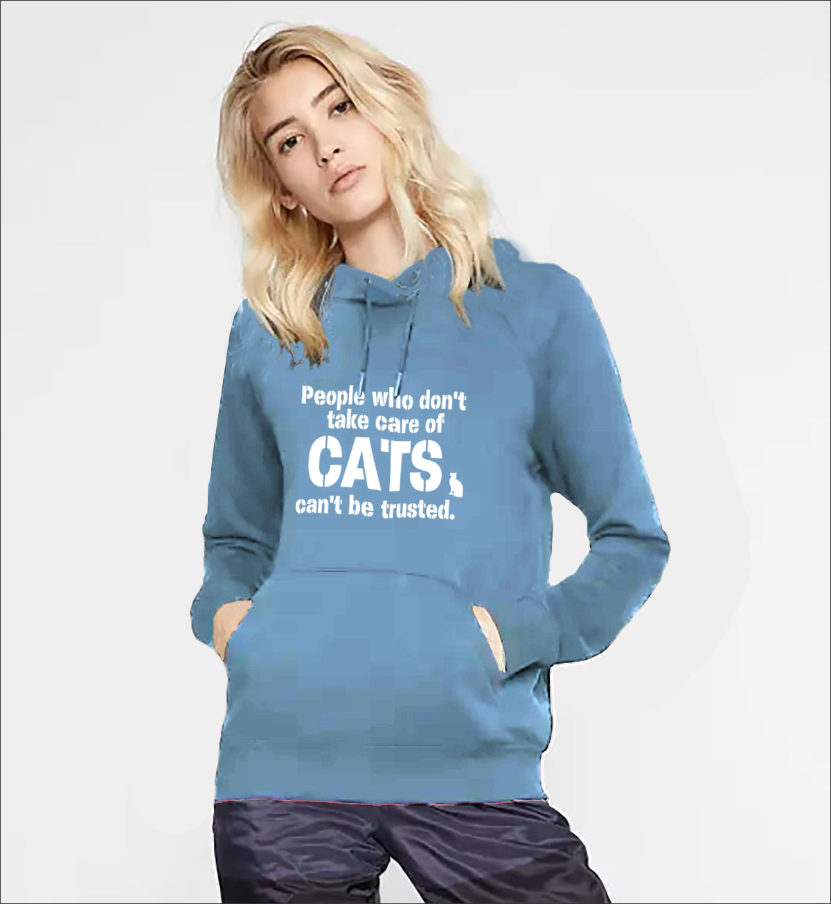 「猫を大事に扱わない人を私は信用しない。」がプリントされたパーカー を着た女性