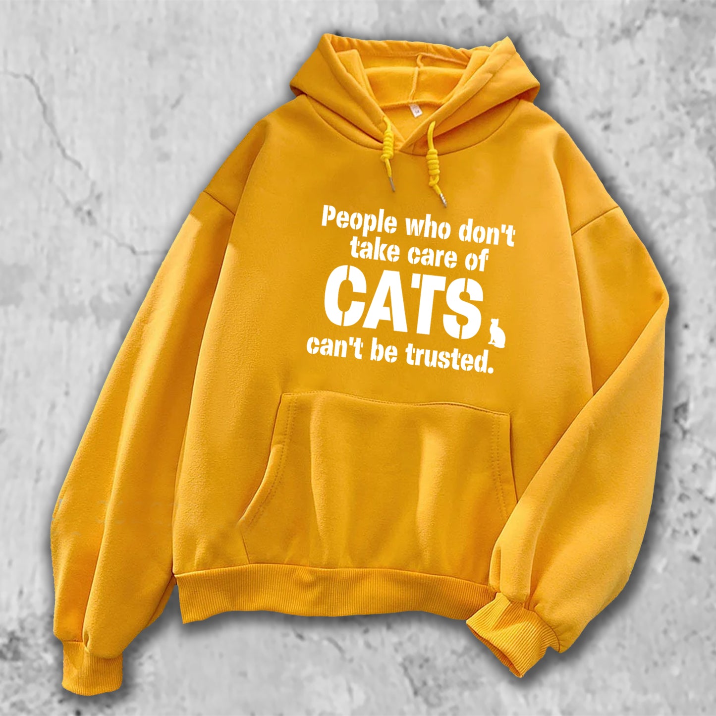 「猫を大事に扱わない人を私は信用しない。」がプリントされたパーカー イエロー