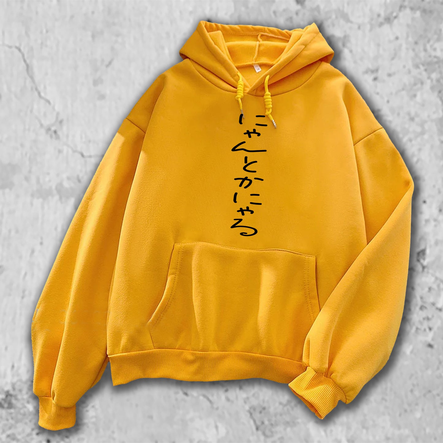 にゃんとかにゃる、とプリントされたTシャツのイエロー