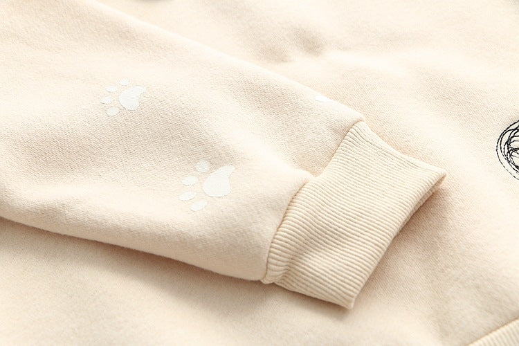 猫の刺繍が入ったトップスの袖口のアップ