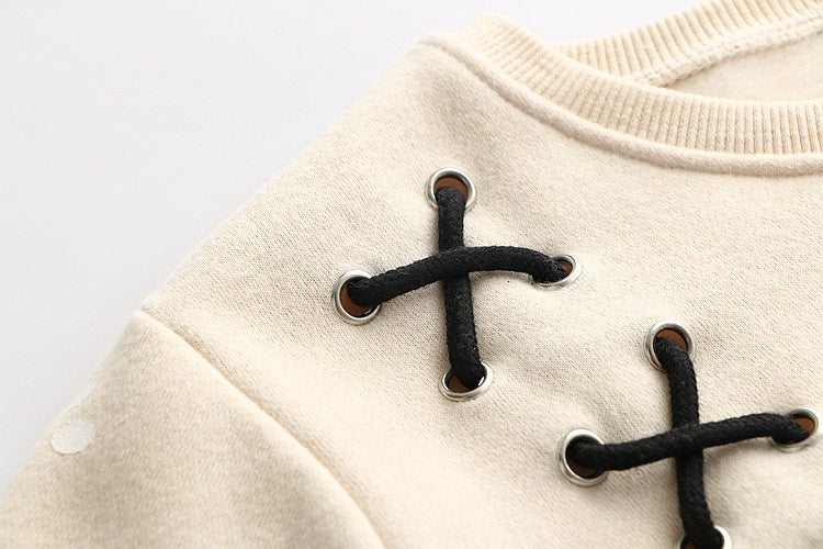 猫の刺繍が入ったトップスのデザインのアップ1
