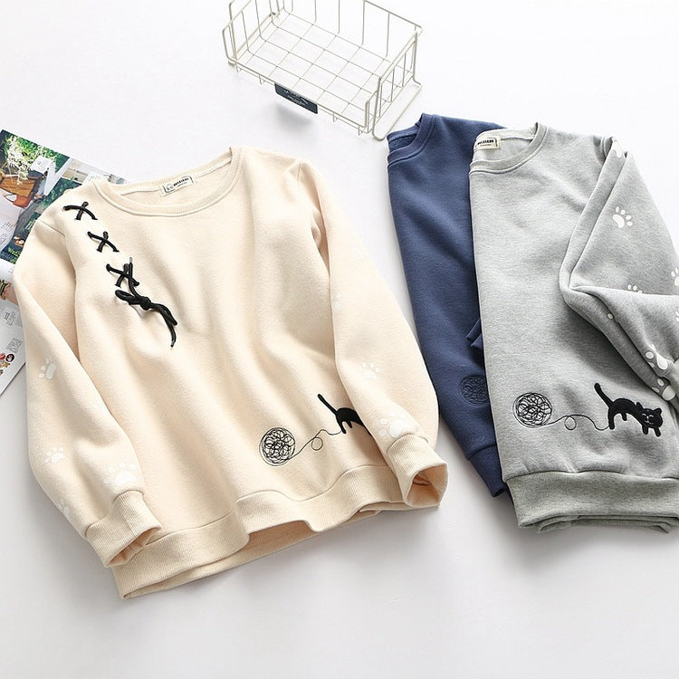 猫の刺繍が入ったトップス3色を並べた写真