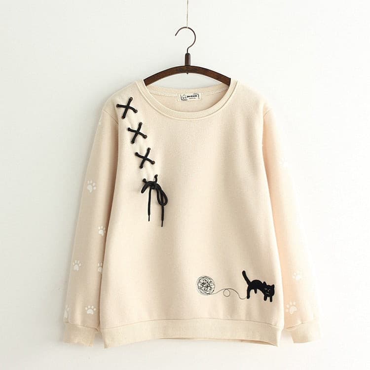 猫の刺繍が入ったトップスのベージュ