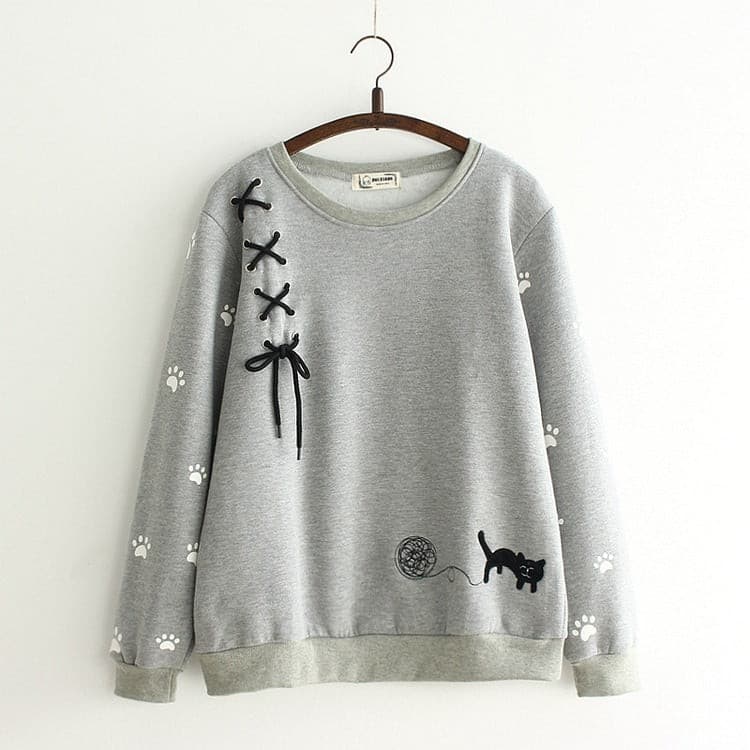 猫の刺繍が入ったトップスのグレー