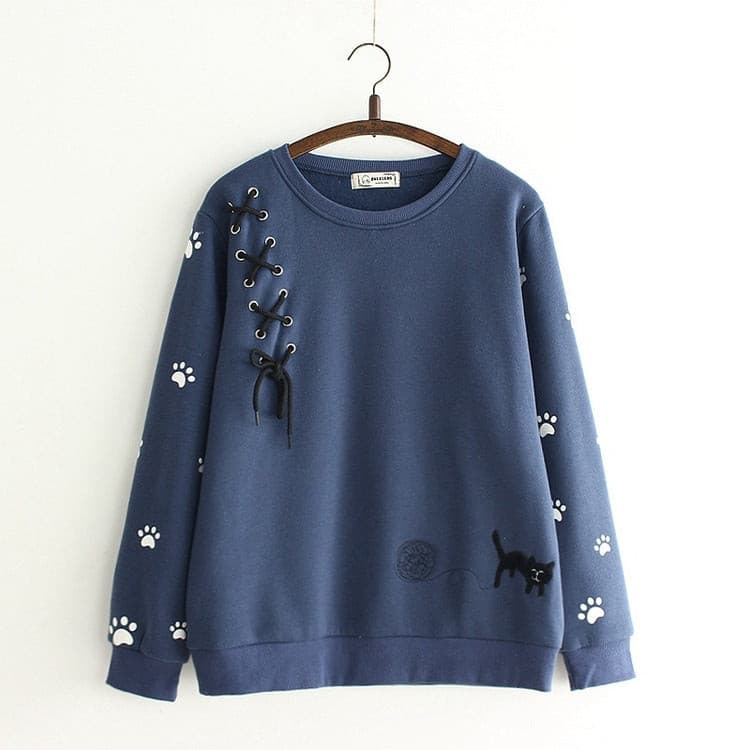 猫の刺繍が入ったトップスのネイビーブルー