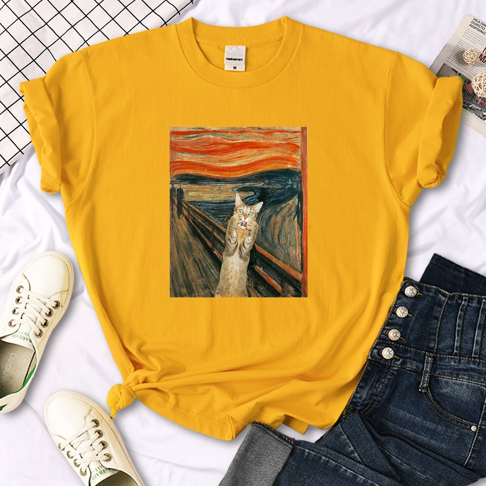 猫のイラストがプリントされたTシャツのイエロー