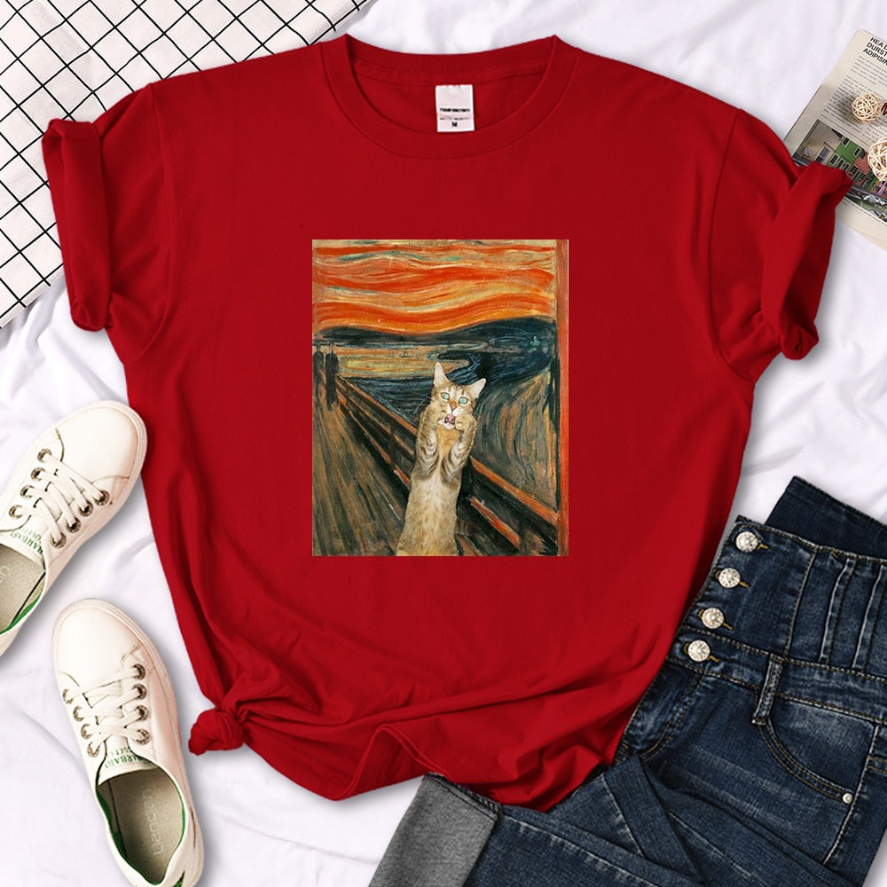 猫のイラストがプリントされたTシャツの赤