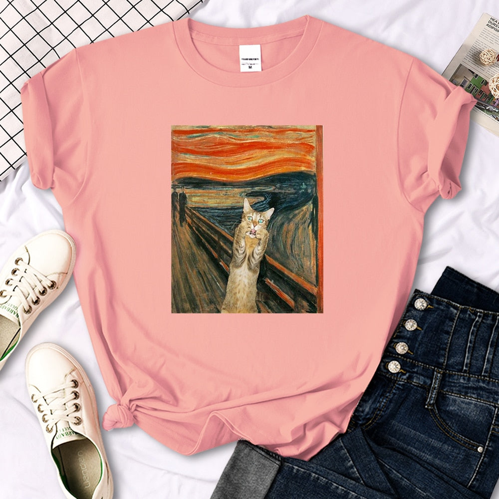 猫のイラストがプリントされたTシャツのピンク
