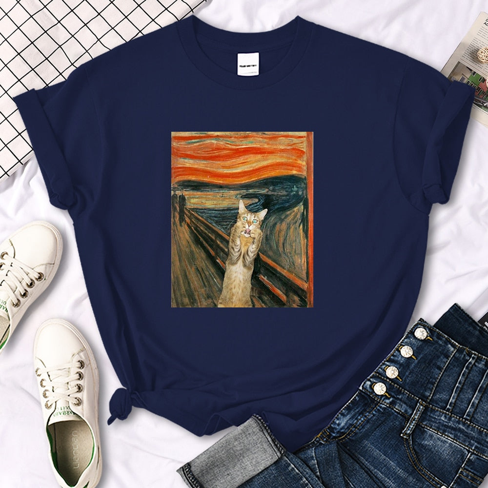 猫のイラストがプリントされたTシャツのダークブルー