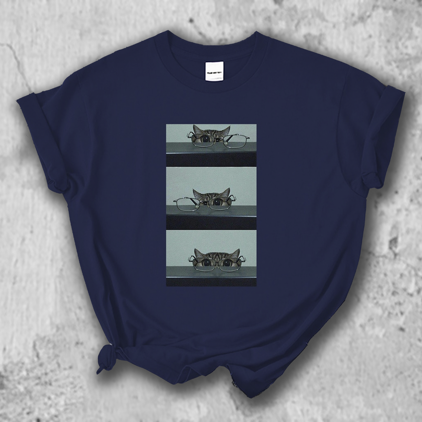 メガネで遊ぶ猫の写真のTシャツのダークブルー