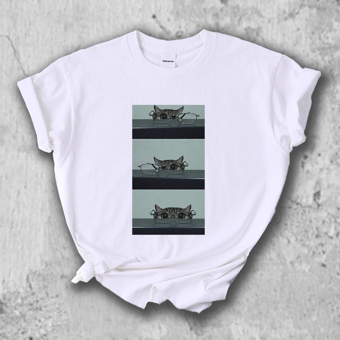 メガネで遊ぶ猫の写真のTシャツの白