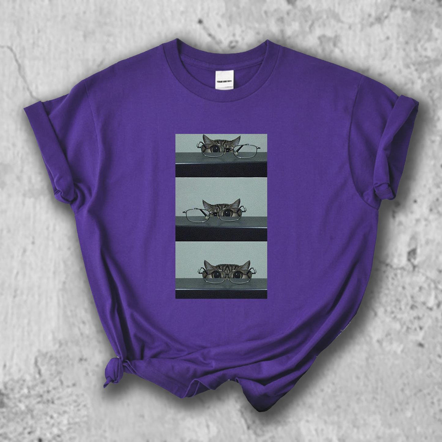 メガネで遊ぶ猫の写真のTシャツのパープル