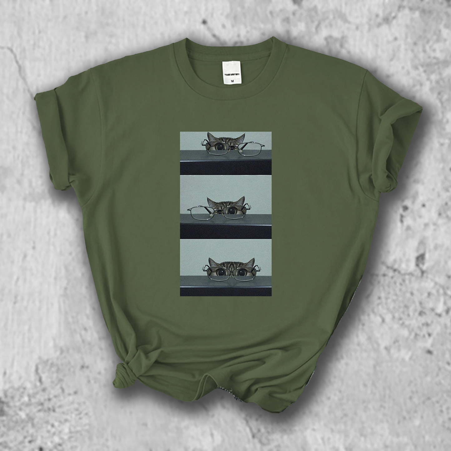 メガネで遊ぶ猫の写真のTシャツのダークグリーン