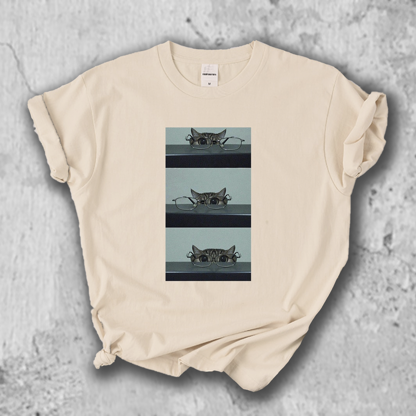 メガネで遊ぶ猫の写真のTシャツのカーキ