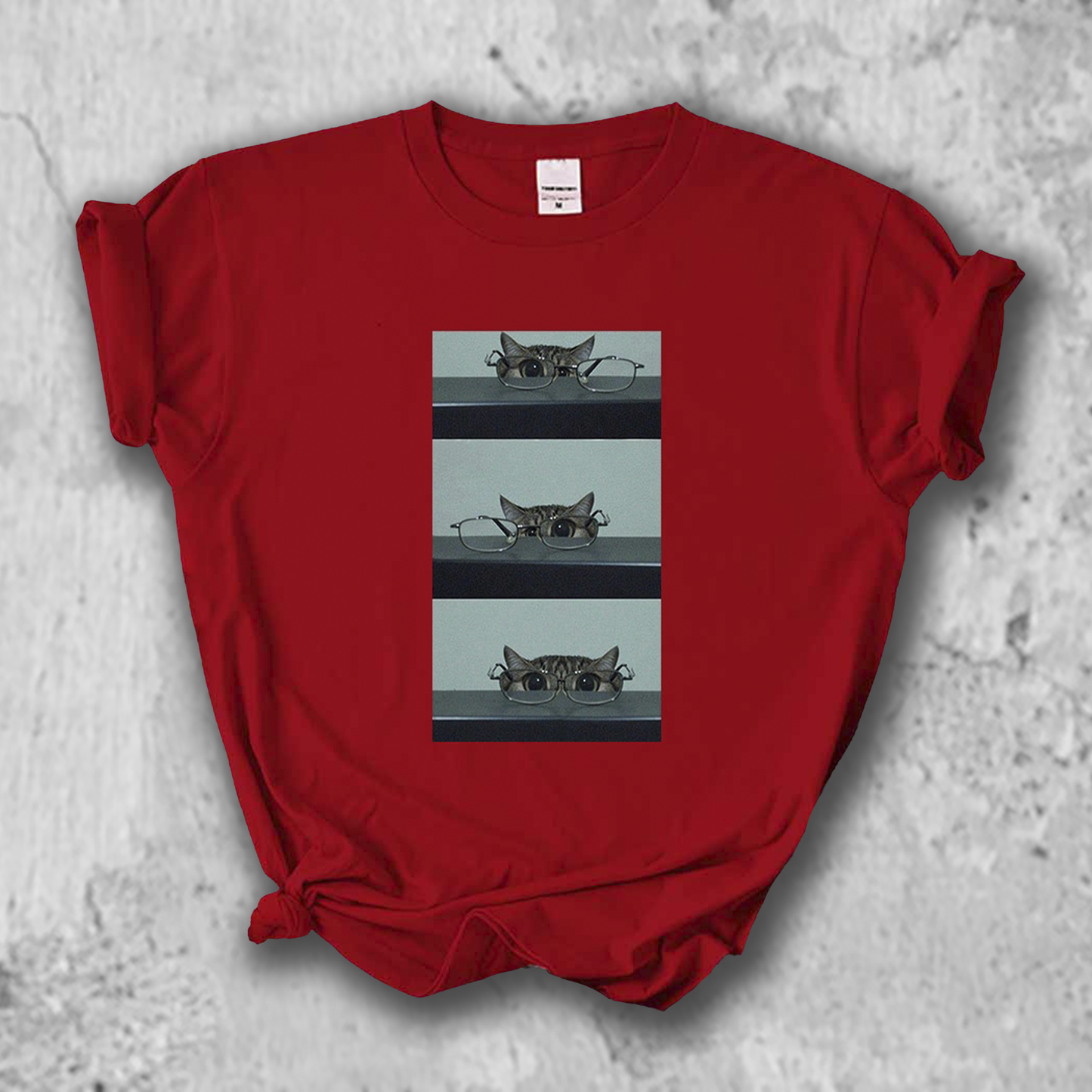 メガネで遊ぶ猫の写真のTシャツのレッド