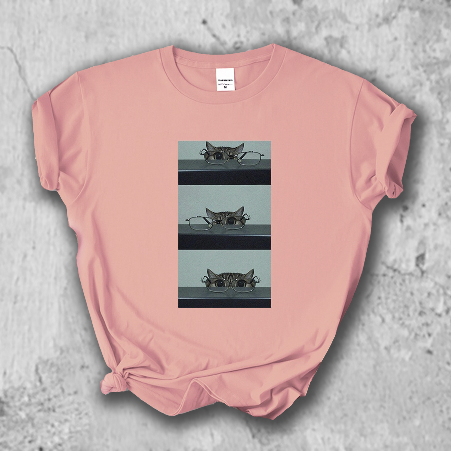メガネで遊ぶ猫の写真のTシャツのピンク
