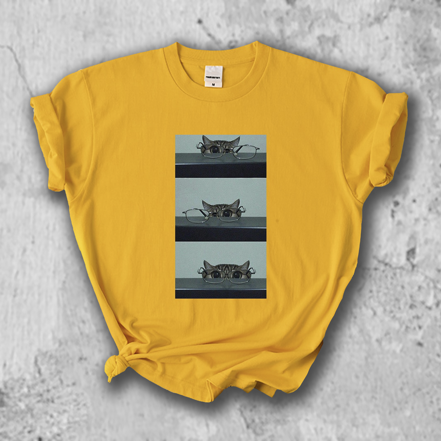 メガネで遊ぶ猫の写真のTシャツの黄色
