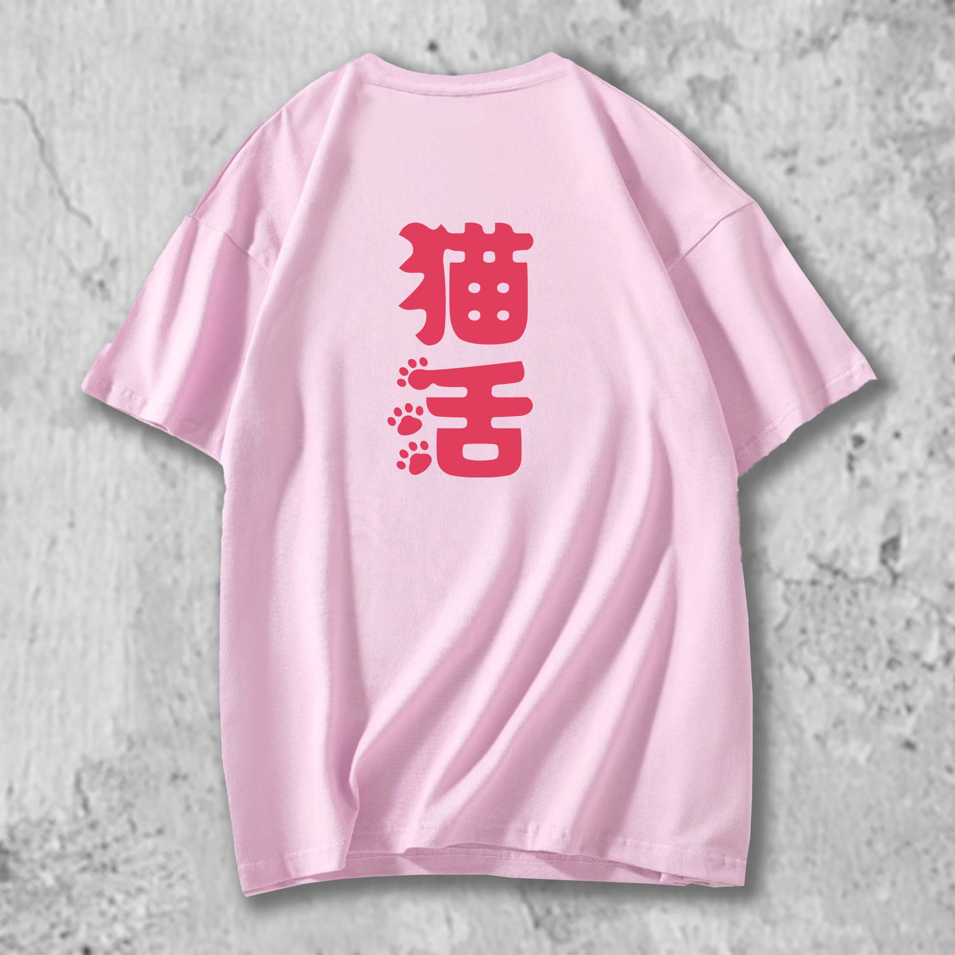 猫活とプリントされたTシャツのピンクの後