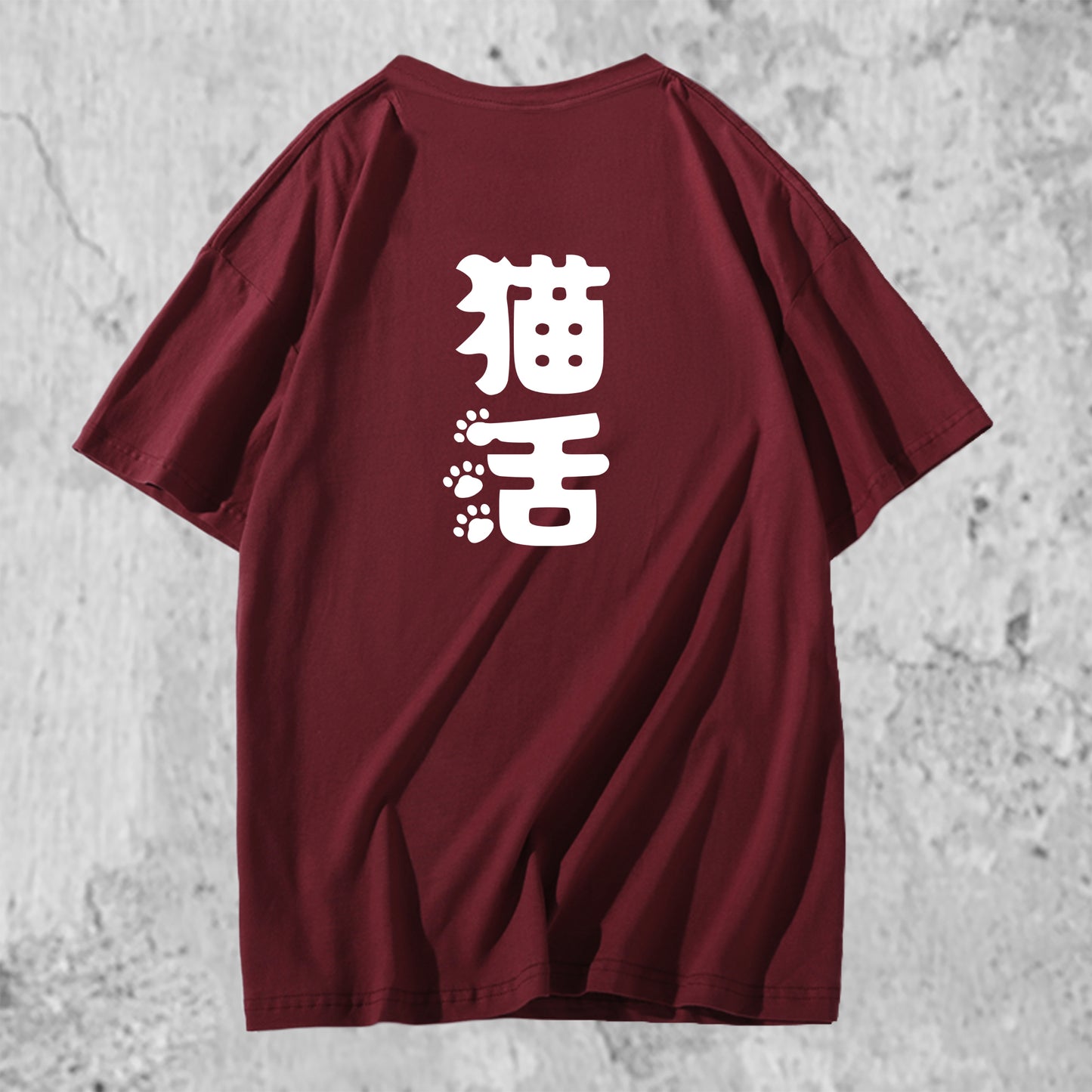 猫活とプリントされたTシャツのレッドの後