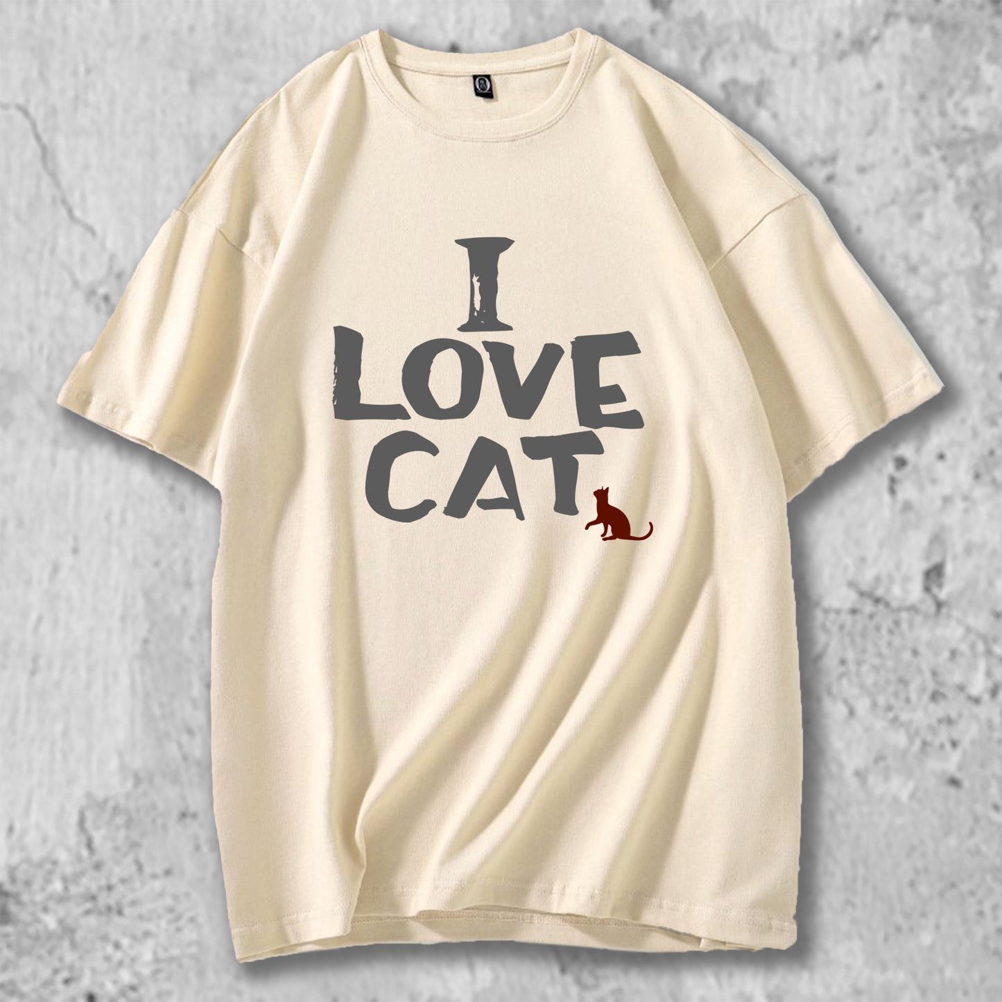 I LOVE CATと書かれたTシャツのベージュ