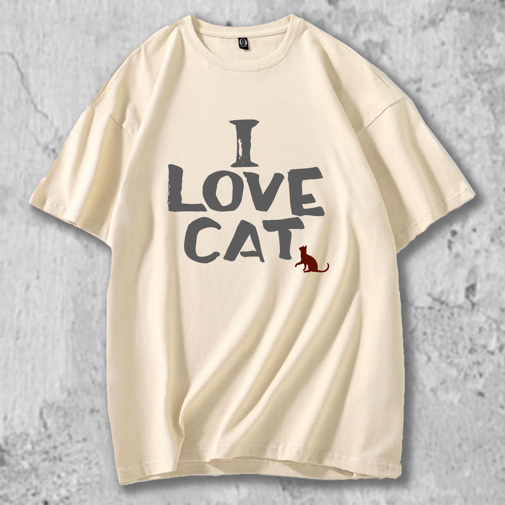 I LOVE CATと書かれたTシャツのベージュ