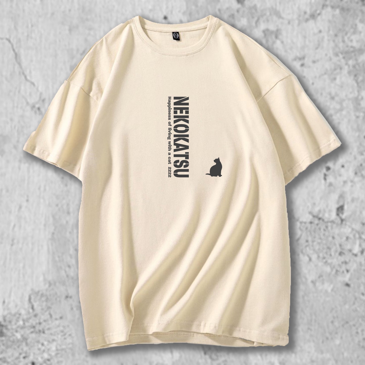 猫活ロゴがプリントされたTシャツのベージュ