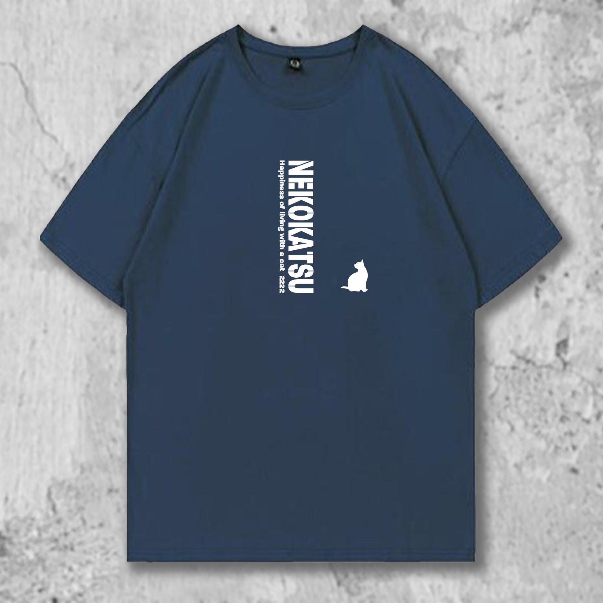 猫活ロゴがプリントされたTシャツのネイビブルー
