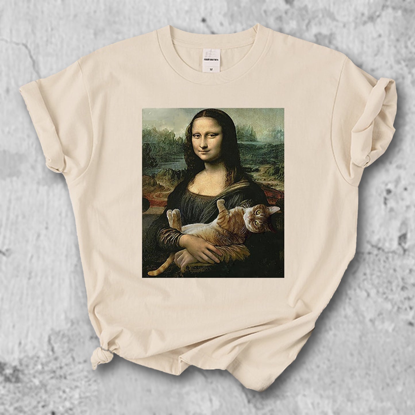 猫を抱いたモナリザのTシャツのベージュ