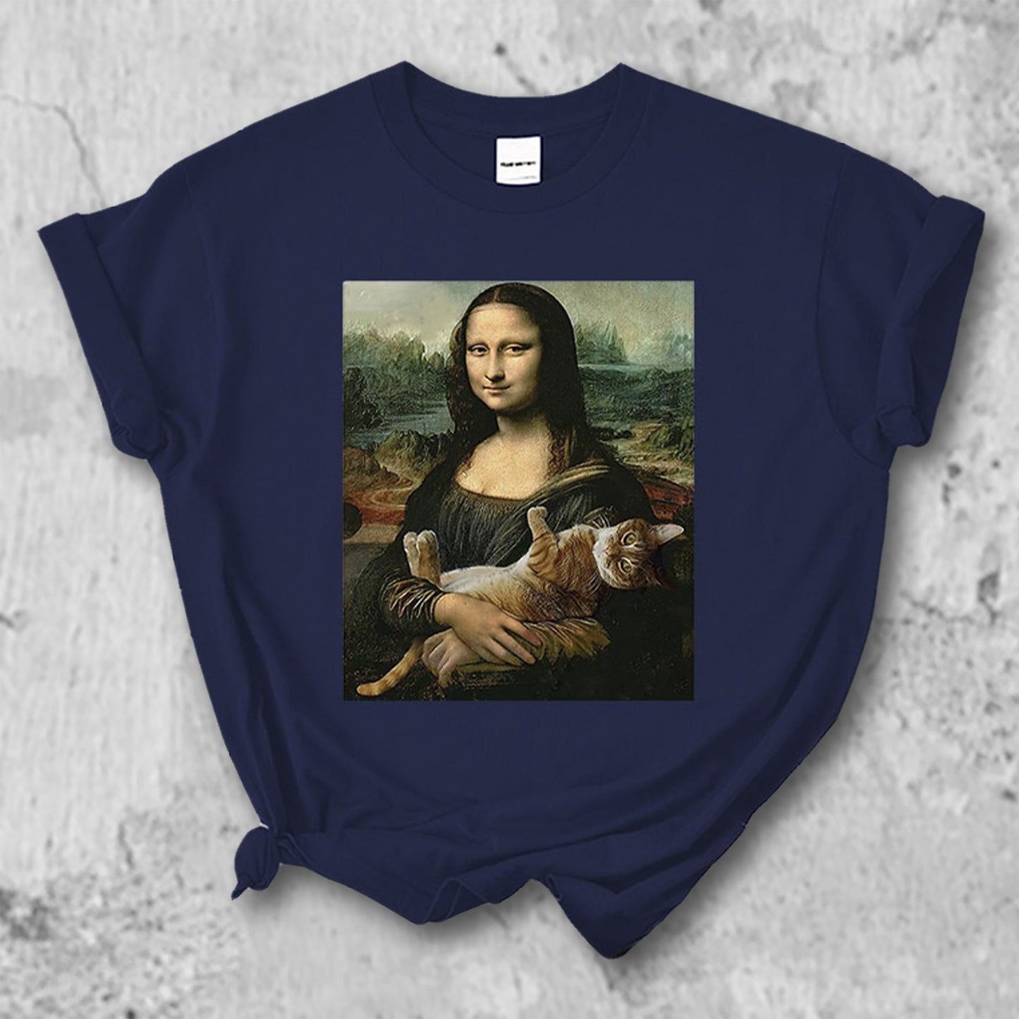 猫を抱いたモナリザのTシャツのネイビーブルー