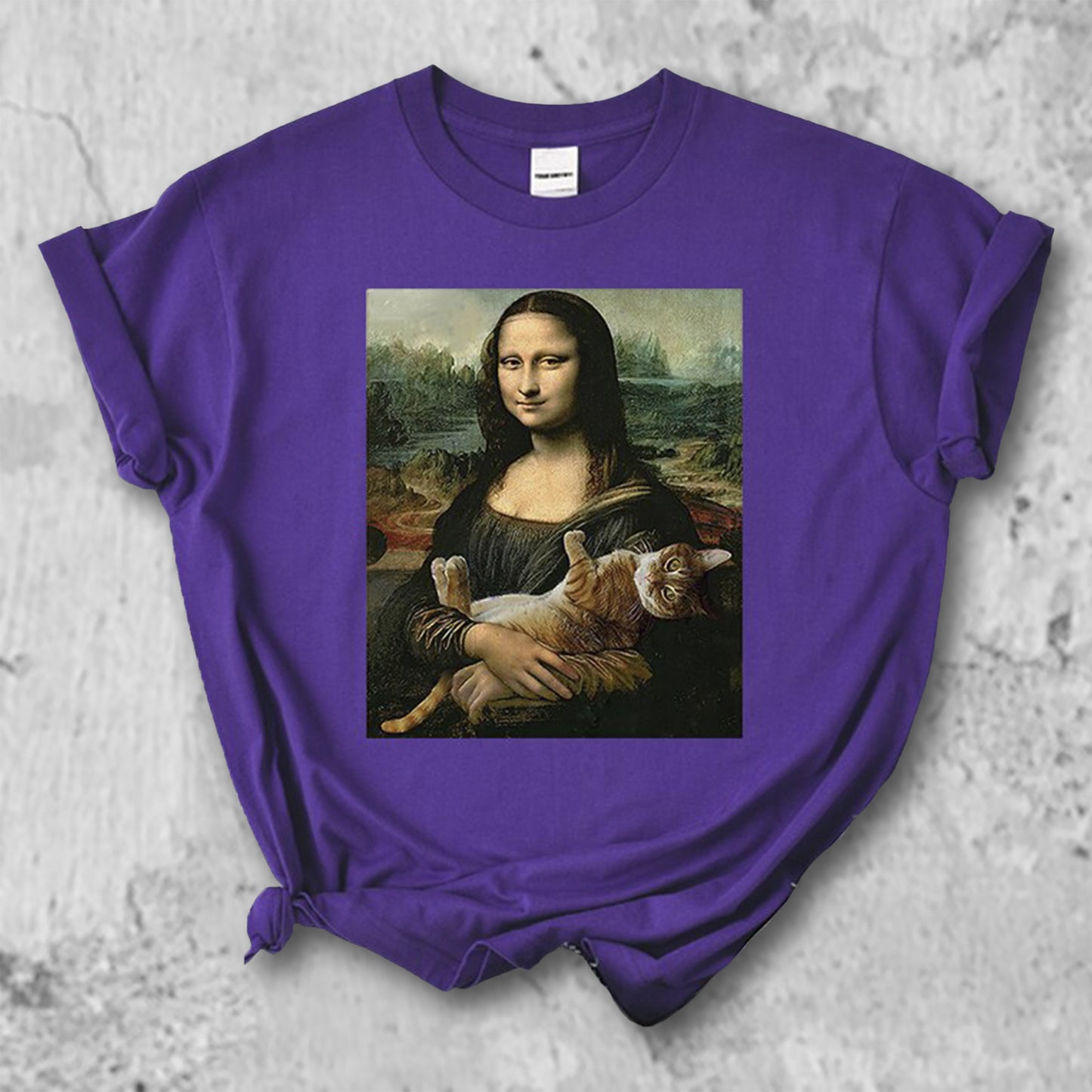 猫を抱いたモナリザのTシャツのパープル