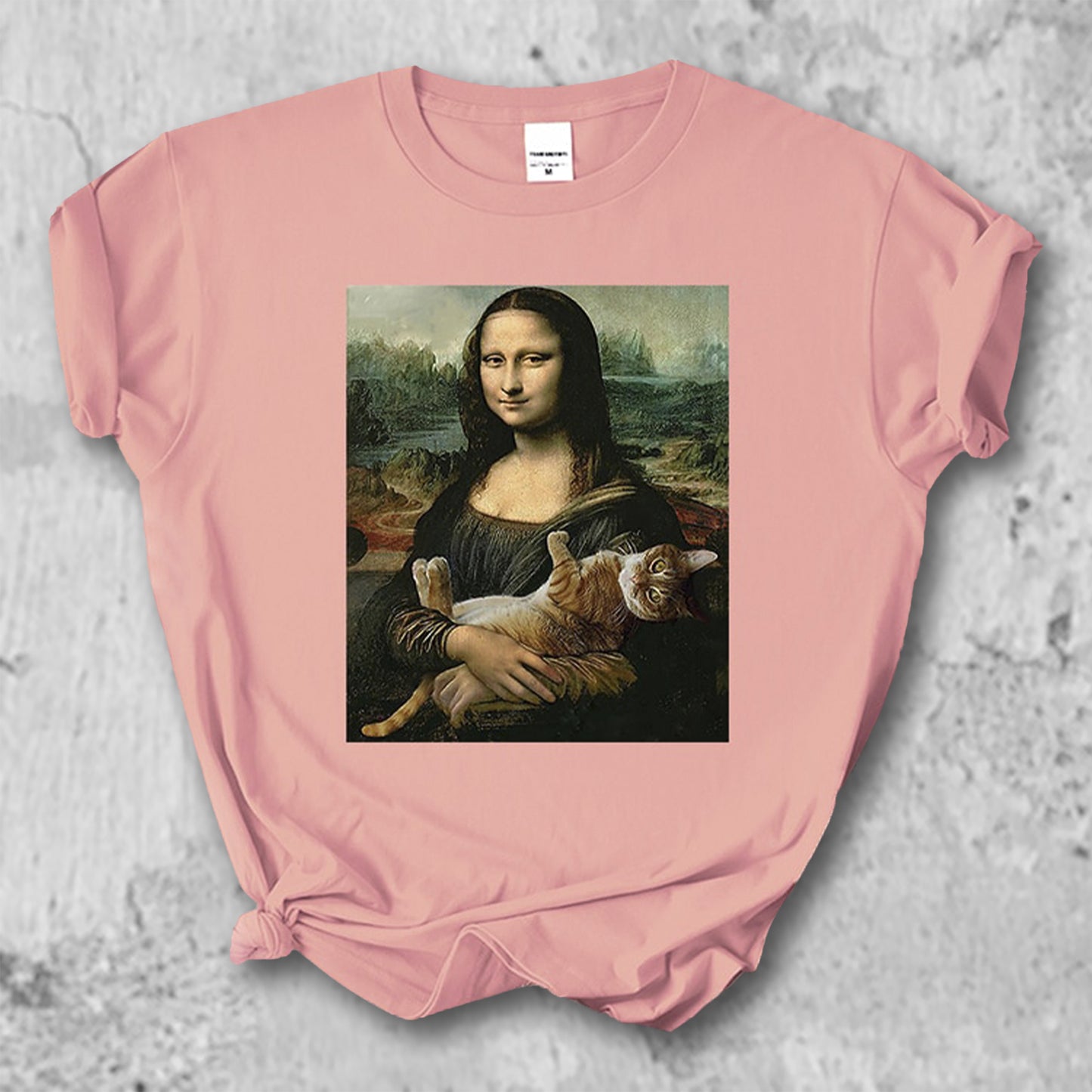 猫を抱いたモナリザのTシャツのピンク