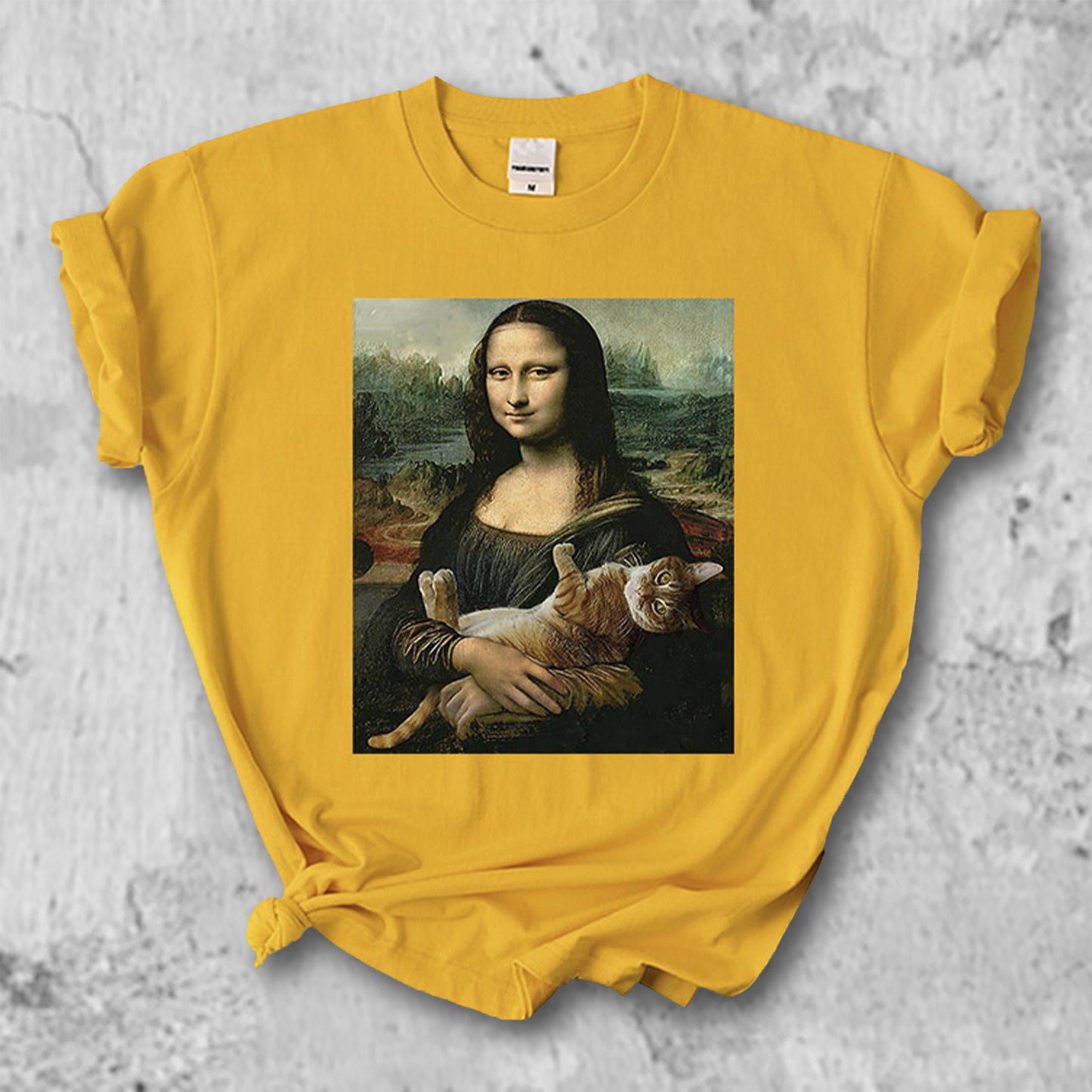 猫を抱いたモナリザのTシャツのイエロー