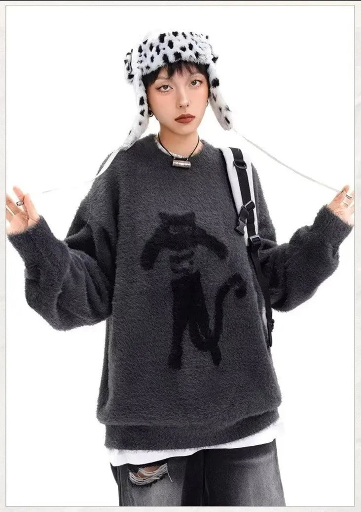 黒猫のイラストのセーターのグレー　モデルカット