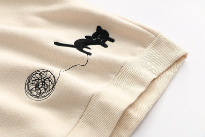 猫の刺繍が入ったトップスの刺繍部分のアップ