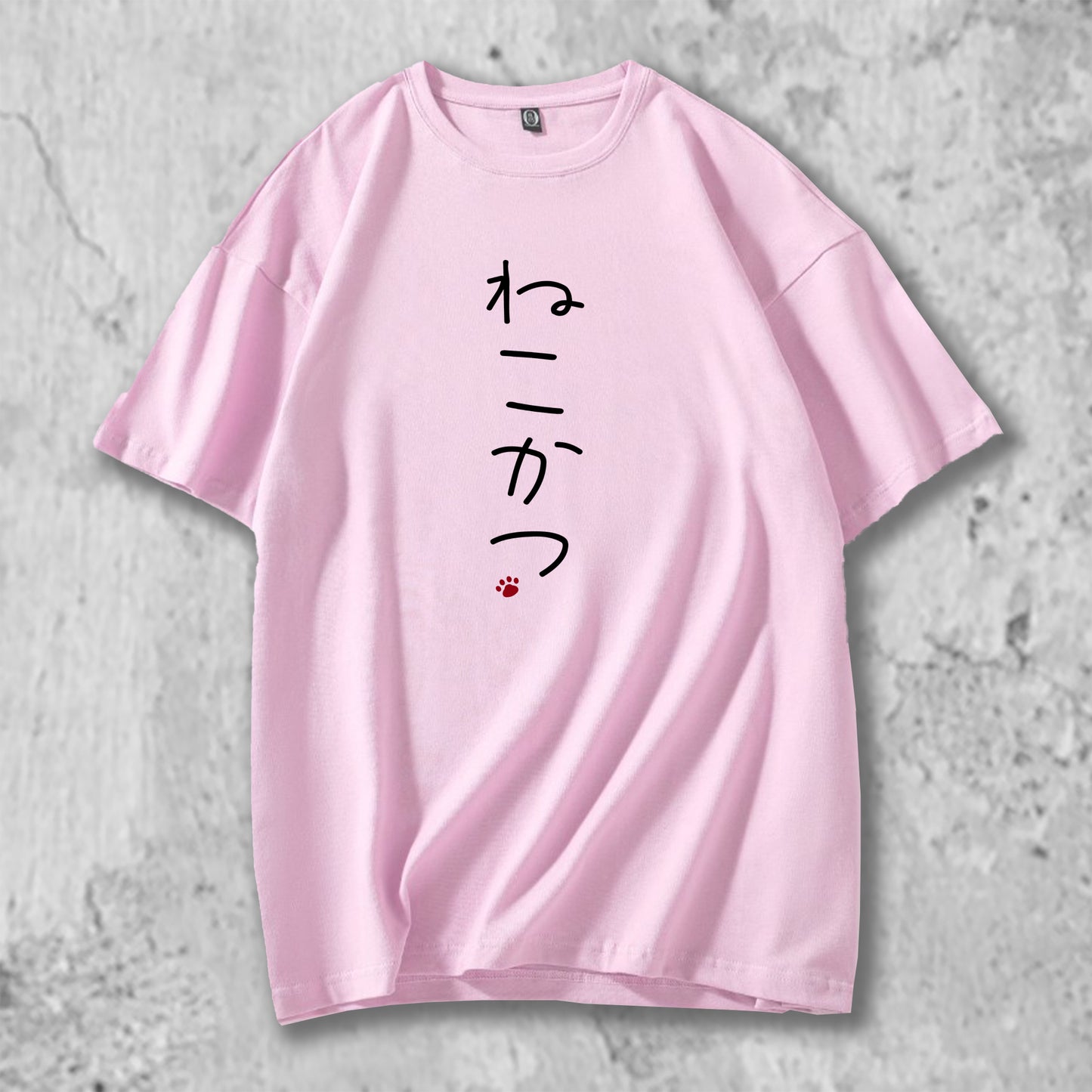 ひらがなでねこかつとプリントしたTシャツのピンクの前